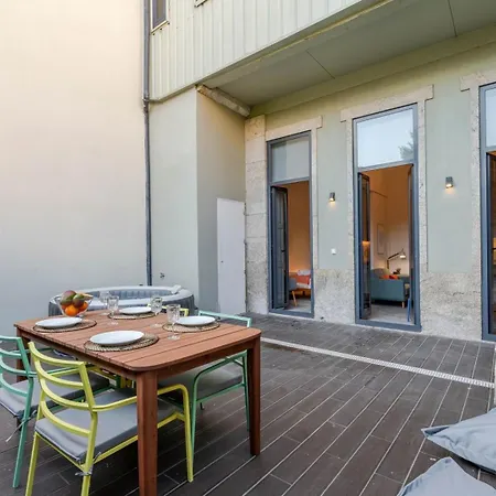 Invictus Escape - Jacuzzi & Charm In The