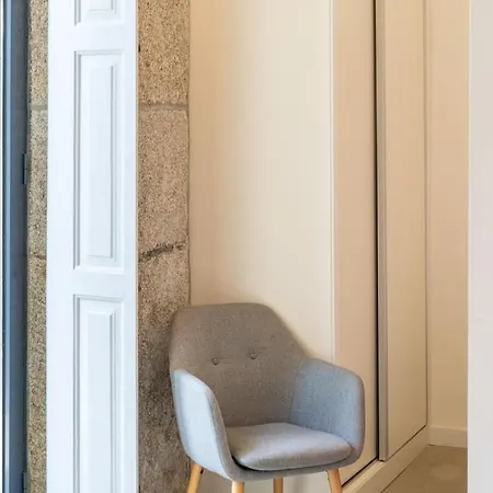 Invictus Escape - Jacuzzi & Charm In The Oporto