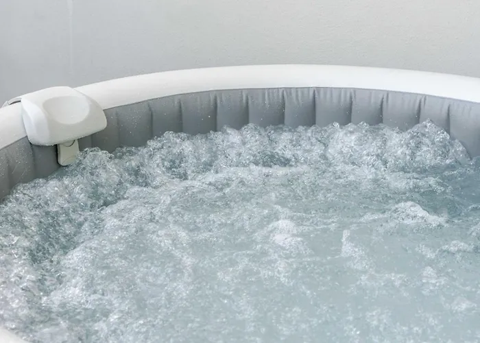 Invictus Escape - Jacuzzi & Charm In The