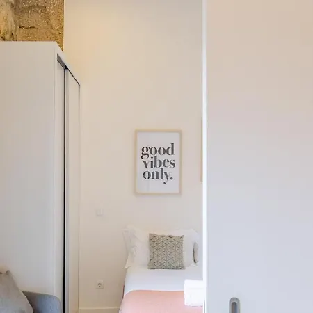 Invictus Escape - Jacuzzi & Charm In The Oporto