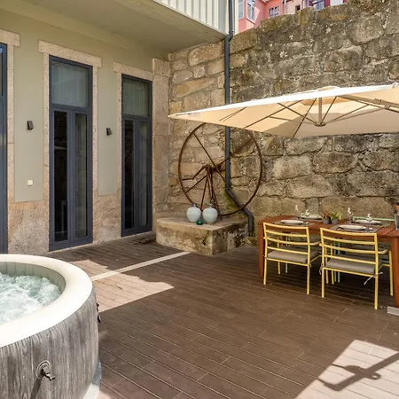 Invictus Escape - Jacuzzi & Charm In The