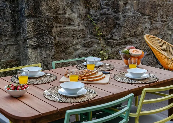 Invictus Escape - Jacuzzi & Charm In The Oporto