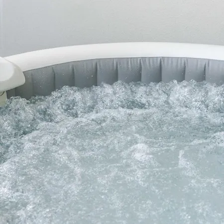 Invictus Escape - Jacuzzi & Charm In The